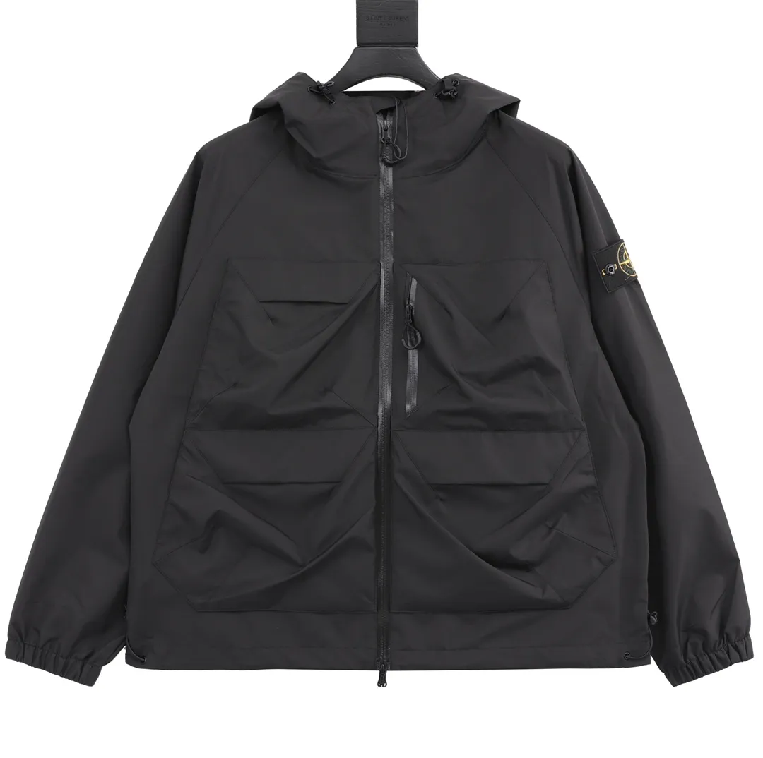 🅿️820 Stone Island/Stone Island outdoor multi-pocket zipper jacket. In order to restore all the texture of ZP, this year the team spent several months and finally shipped it. All excipients are restored to ZP! Highly permeable laminated fabric Gore-tex imitates water-breathable film, which feels better and more comfortable. The fabric has certain waterproof, windproof and UV-proof effects. It is one of the must-choose jacket fabrics in Stone Island. It is light and thin, which is the characteristic of the fabric. It is functional and sporty. There are two pockets on the chest. The arms have the logo embroidery of the Stone Island navigation compass badge. The zipper pocket on the back can be folded to pack the entire garment. It is a must-have item for outdoor travel! size：XS-L